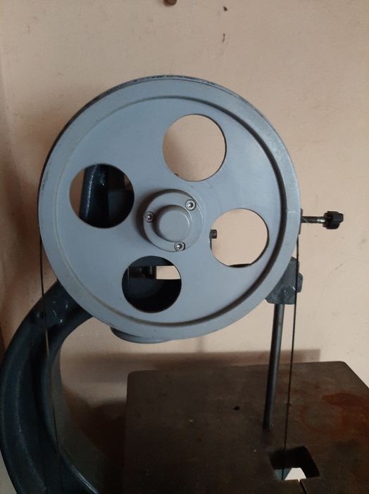 Piła taśmowa. Częściowo odnowiona.