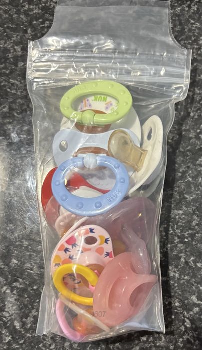 Conjunto de chupetas e biberão NUK