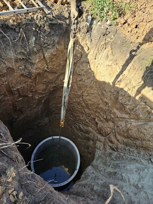 Экскаватор. Миниэкскаватор. Кольца бетонные для сливной ямы.