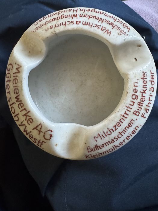 Poniemiecka porcelanowa popielnica Miele do kolekcji