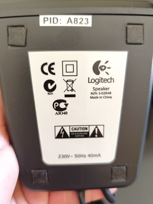 Monitor, colunas e teclado