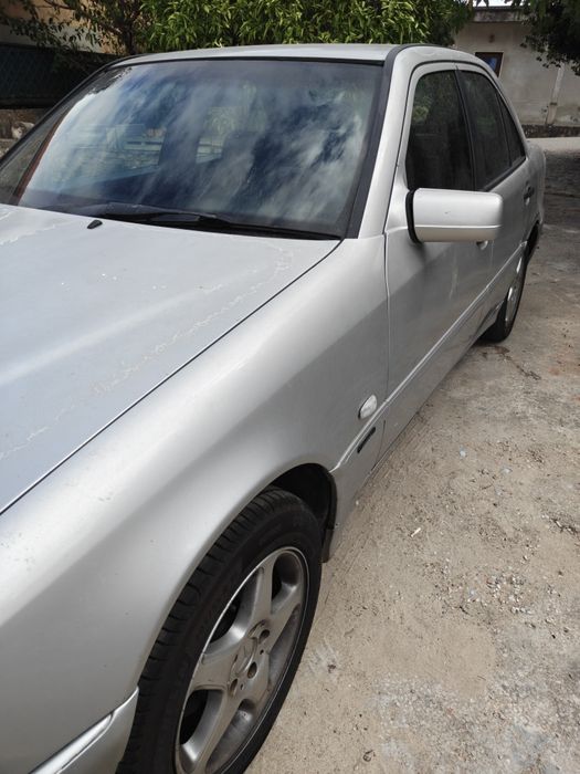 Mercedes C200 CDI, primeiro registo 1998, 350.000 kms, em bom estado geral, 2.000 euros