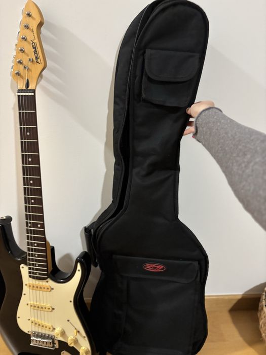 Guitarra Peavey Plus , usada poucas vezes,  vinda da inglaterra.