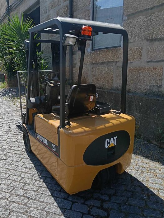 Empilhador Elétrico CAT 2000 kgs Triplex