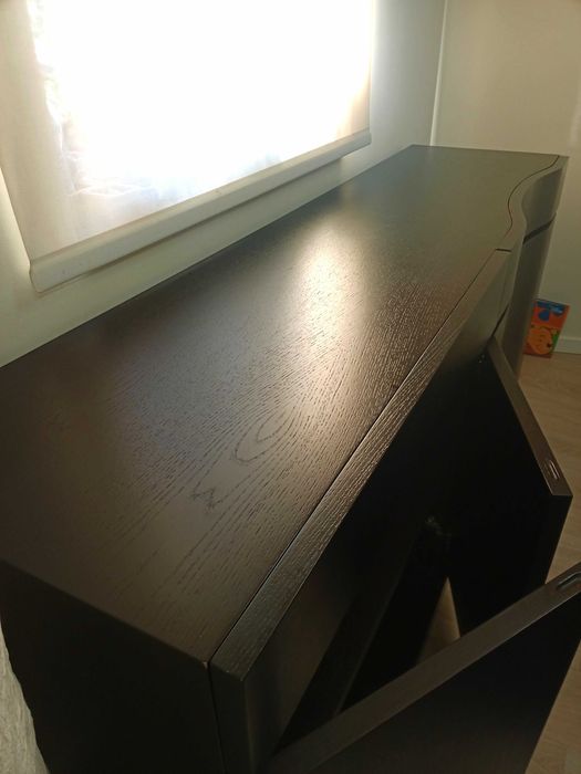 Aparador Wenge c/ linhas modernas e bastante arrumação