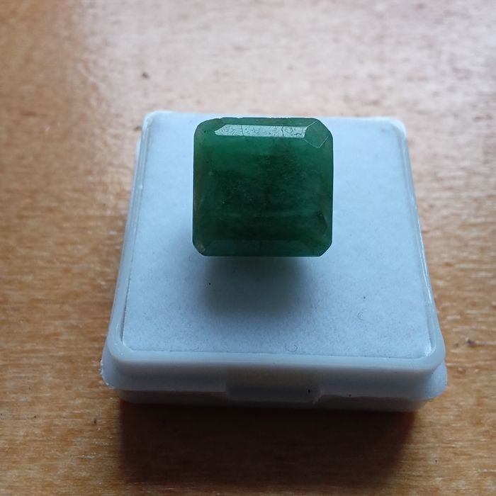 Esmeralda Natural com Certificado 
Uma joia rara e autêntica, símbolo