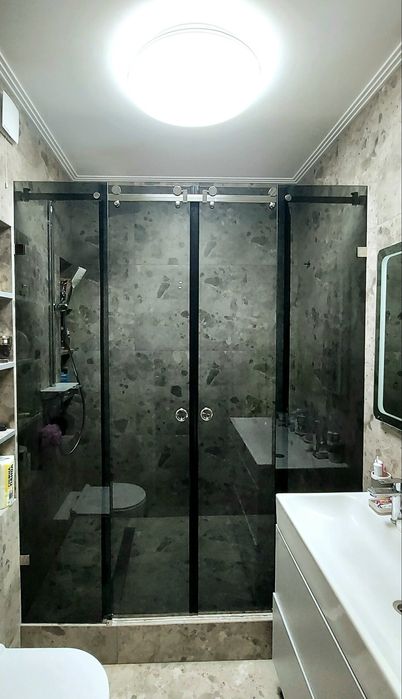 Стеклянная душевая кабина, перегородки перила двери из калённого стекл