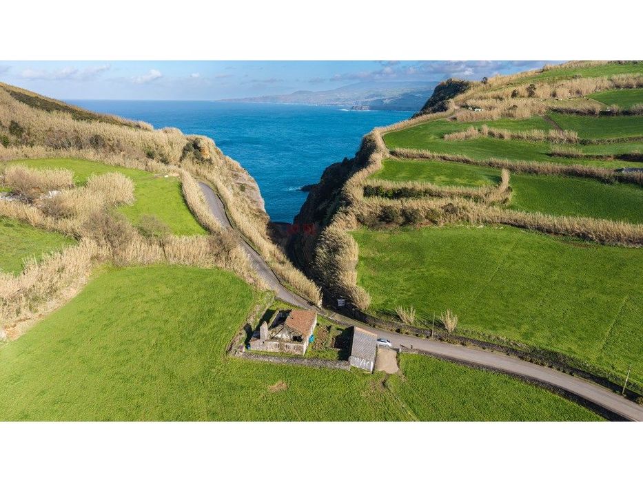 Produto Único, junto ao Porto e Farol da Ribeirinha, Ponta do Cintr...