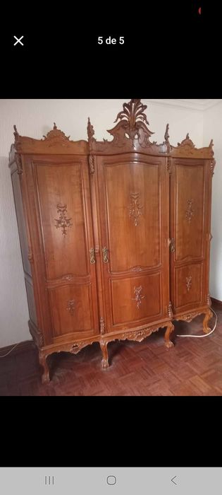 Roupeiro estilo D João v em madeira de castanho está totalmente restaurado como novo