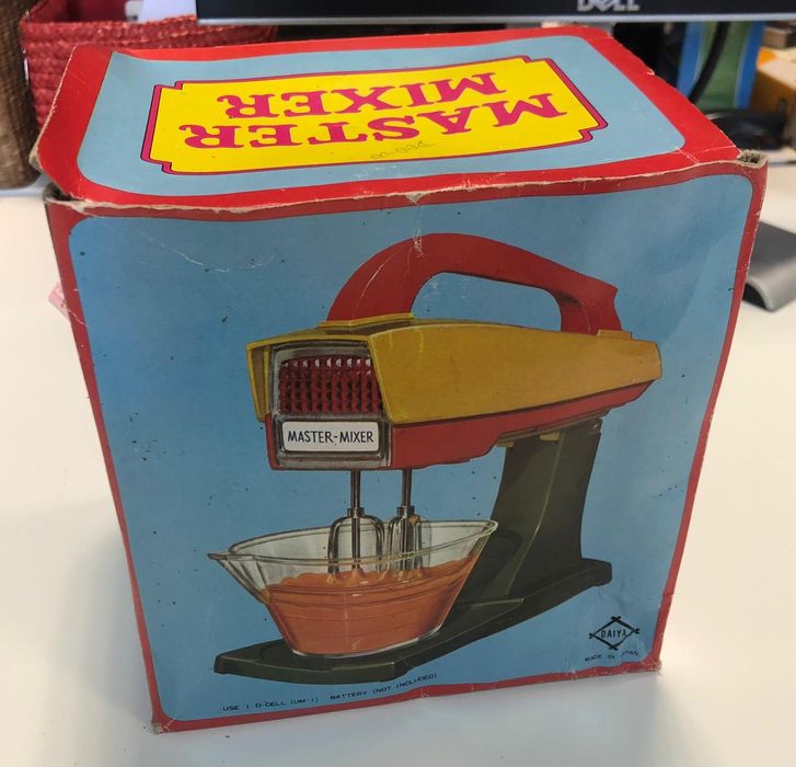 Brinquedos vintage batedeira e frigorífico
