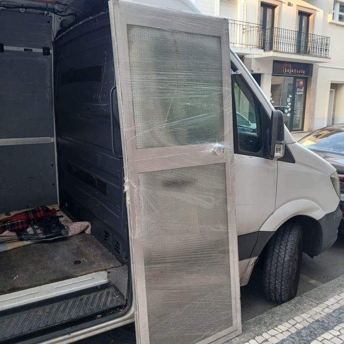Portas de madeira e uma metal com vidros