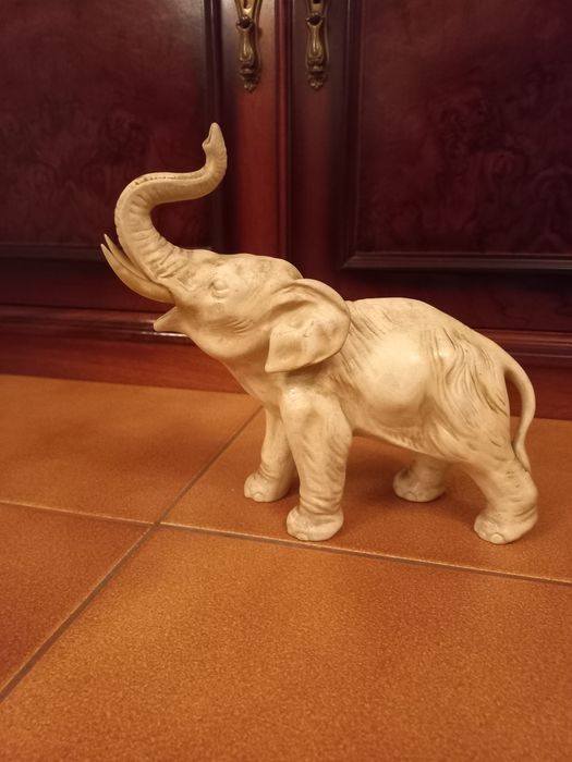 Estatuetas  - cavalo e elefante