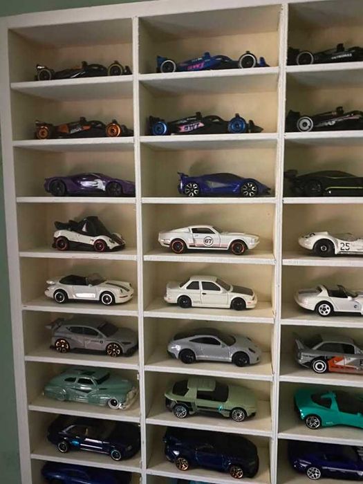 Colecao de hot wheels, Mini Gt e tarmac e parteleira incluida