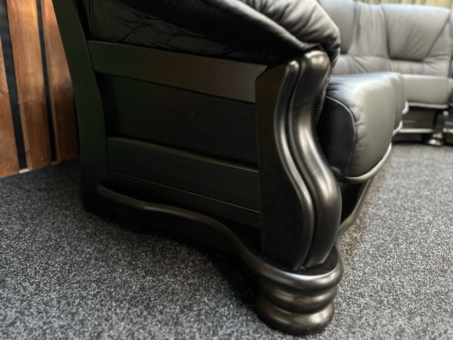 Новий шкіряний диван на дубі. Голандія. Нідерланди. Кожаный уголок.