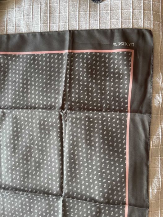 lenço sedoso tons cinzento e rosa