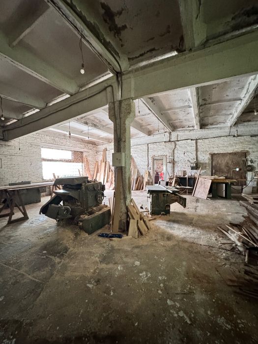 Ангари, цехи, промислові будівлі