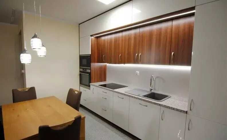 2 pokoje z halą garażową blisko Olivia Business Centre