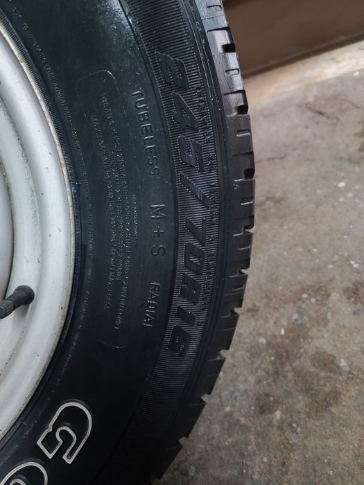 Roda de jipe 245/70-16 + caixa de proteção