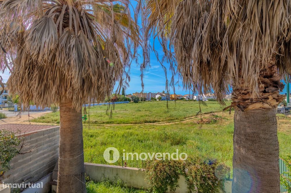 Moradia T4, com áreas amplas e jardim, em Faro
