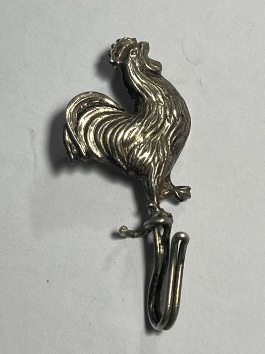Galo em prata / alfinete de peito para segurar o fio do tricot