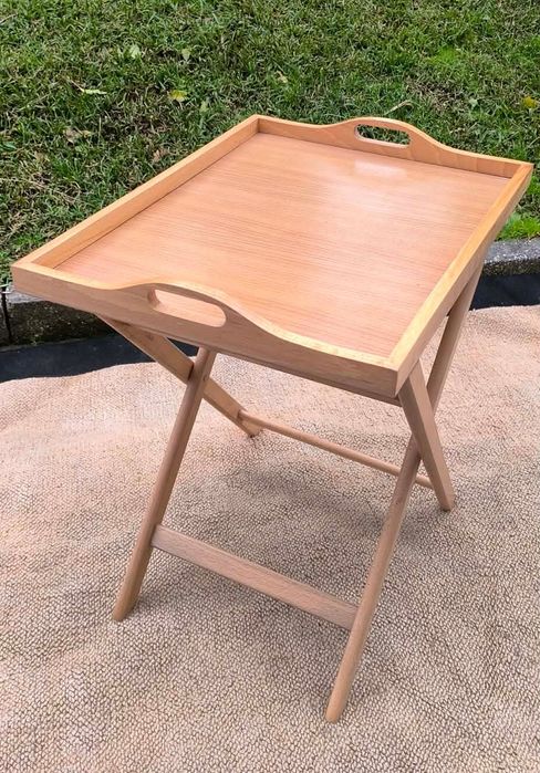 Mesa de apoio bambu dobrável com tabuleiro destacável.
Medidas: 55/42/