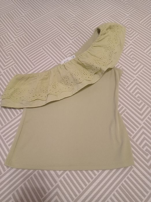 Top verde com folho e bordado inglês