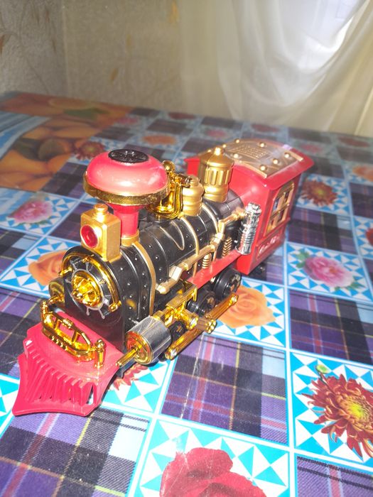 Игрушечный паровозик