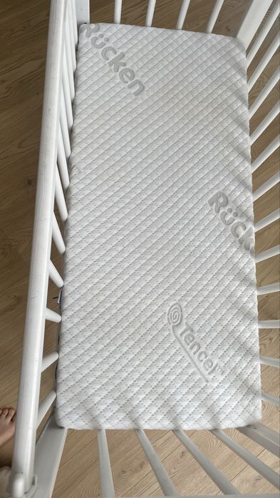 Drewniane łóżeczko na kółkach 90x40
