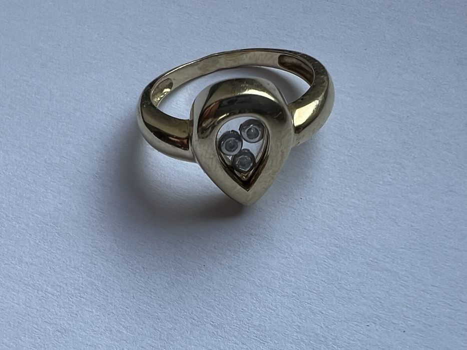 Золоте кільце з плаваючими діамантами