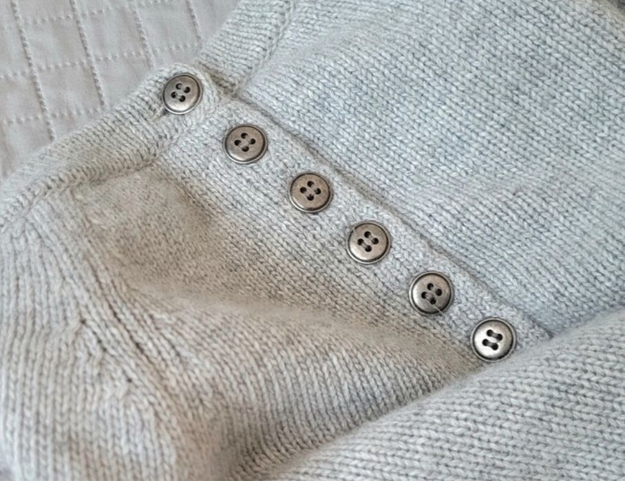 Sweter wełna i angora z pięknymi guziczkami na plecach