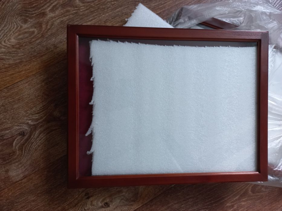 Дві виставочні рамки з стеклом для експонатів