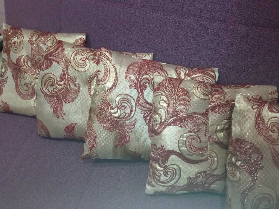 Подушки декоративні в ідеальному стані.