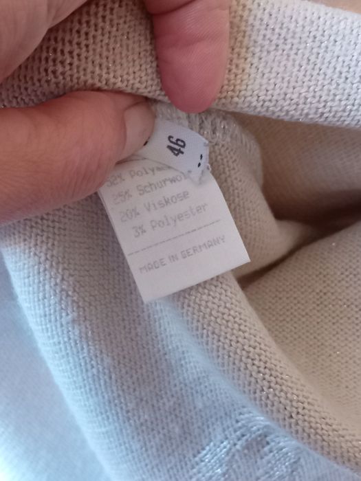 Damski, beżowy sweterek ze srebrną nitką, rozmiar 46