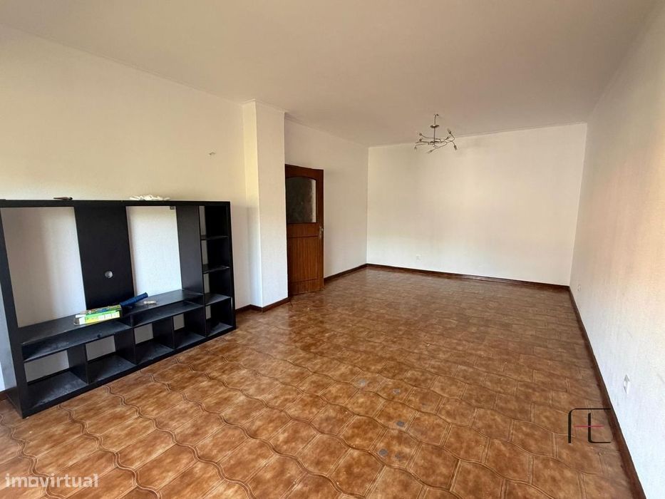 Apartamento T3 com duas varandas, elevador e garagem em Fânzeres