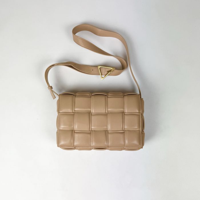 Бежева сумка bottega veneta padded cassette жіноча середнього розміру на / через плече
