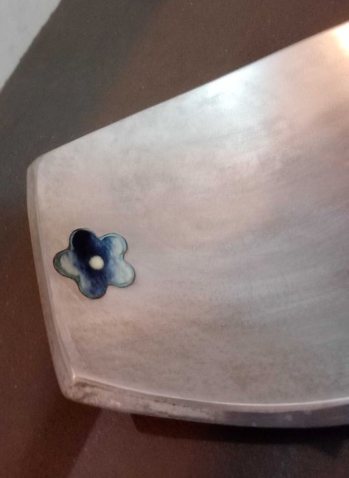 Peça estanho, com aplicação de azulejo de pedra nas pontas.