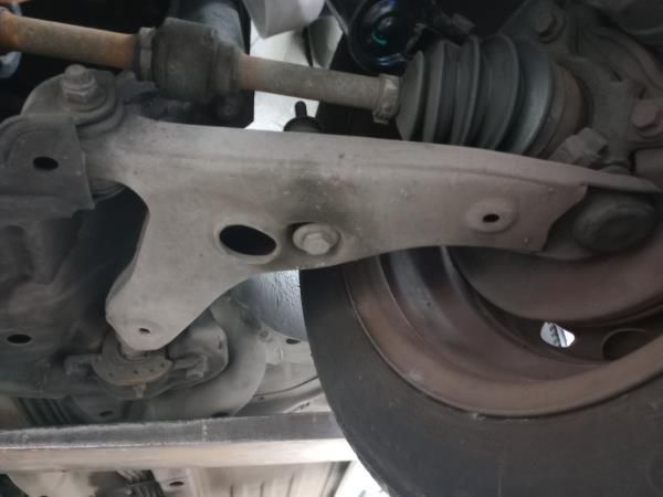 Braço de suspensão frente esquerdo MITSUBISHI Carisma Sedan (DA_)