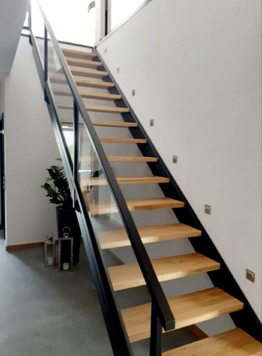 Schody wewnętrzne metal-drewno w stylu loft.