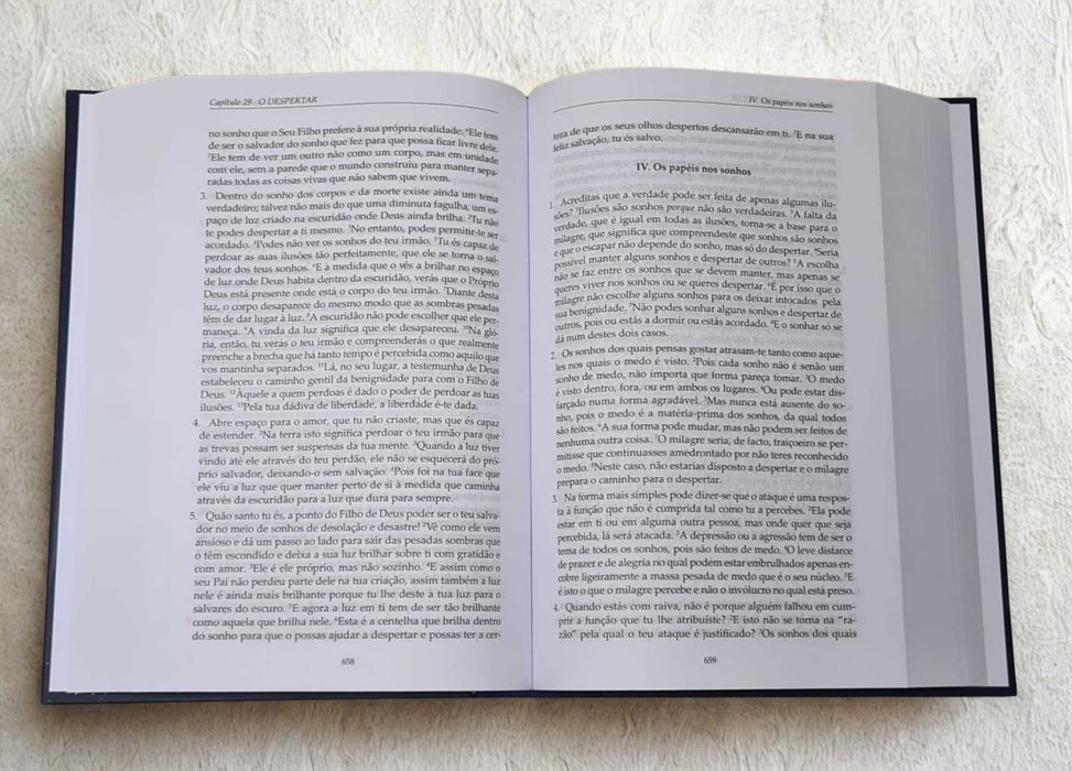 Um Curso em Milagres (Capa Dura em Português Portugal)