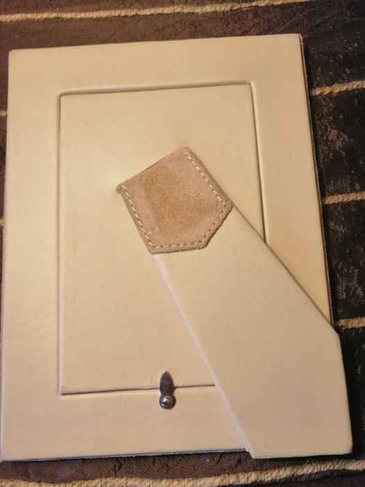 Moldura em pele creme