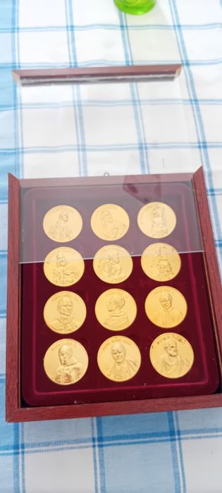 Moedas douradas com os papas e os seus apóstolos