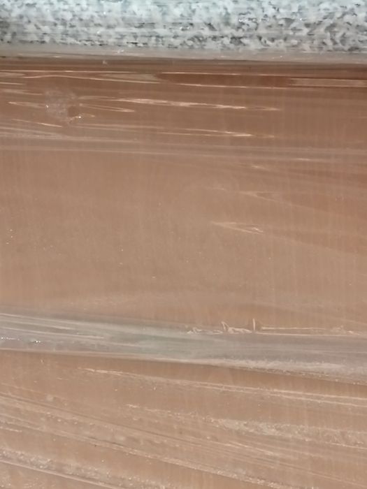 Balcão com tampo e prateleira.