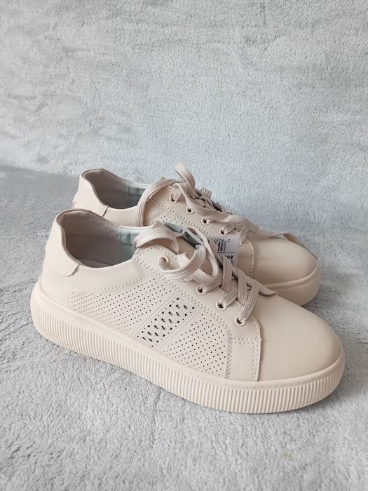 Beżowe sneakersy damskie.