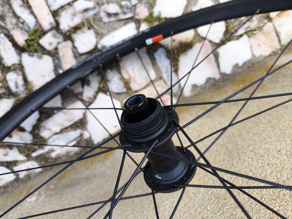 Rodas Bontrager Paradigm com pneus Schwalbe tubeless