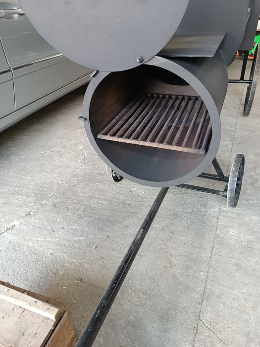 Grill z wedzarnią