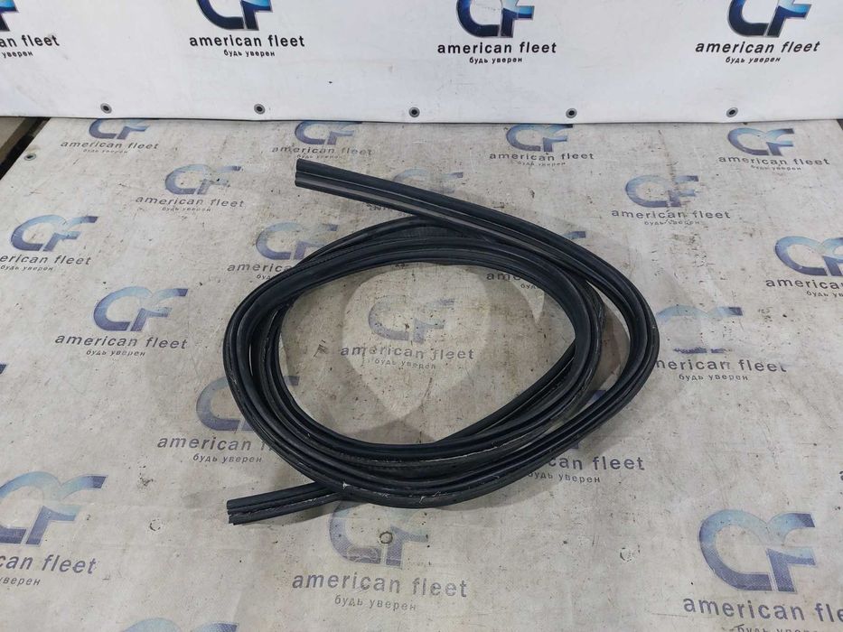 Jeep Compass 11-16 Уплотнитель резина двери багажника / Джип Компас