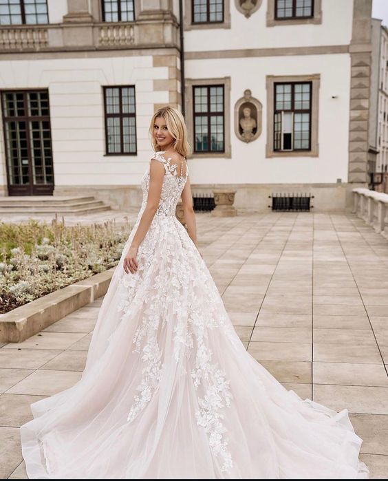 Продаю весільну сукню