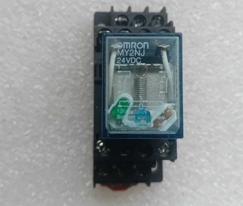 Relé Omron MY2NJ de 8 pinos, com base . Novo.