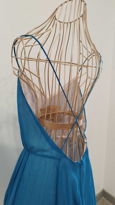 Vestido curto azul com alças a cruzar nas costas