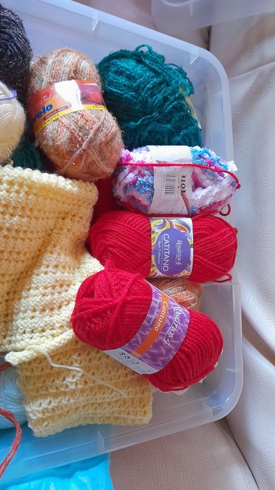 Meadas, novelos e sobras lãs lisas e fantasia. Várias cores - 10€/Kilo